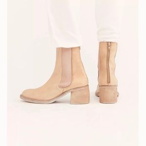 FREE PEOPLE - Essential Chelsea Boots